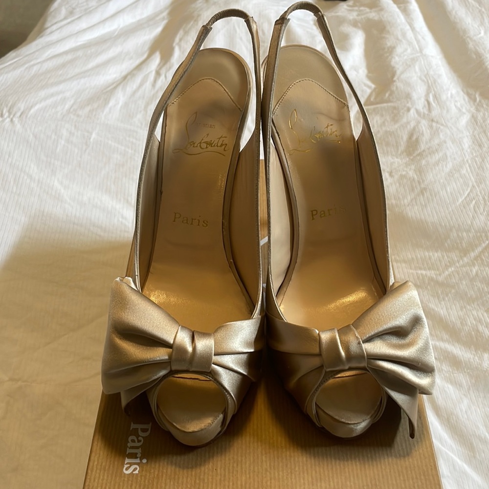 CHRISTIAN LOUBOUTIN Very Noeud satin slingback, champagne color, never worn